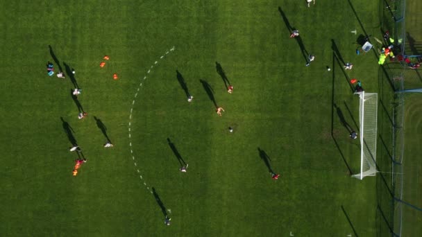 Vue de dessus d'un terrain de football sportif avec des joueurs jouant au football.un petit terrain de football dans la rue dans la ville.Biélorussie — Video