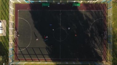 Futbol oynayan oyuncuların olduğu bir spor sahasının en üst görüntüsü. Belarus 'un caddesinde küçük bir futbol sahası.