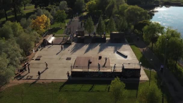 I bambini cavalcano sul campo da skateboard all'aperto.Skatepark per lo sport — Video Stock