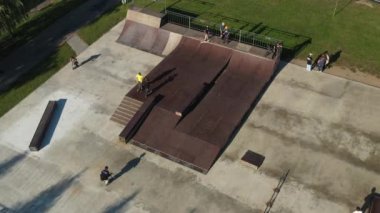 Çocuklar kaykay sahasında spor için kaykay parkına gidiyorlar.