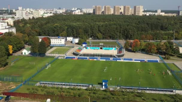 Complejo deportivo en el centro de Minsk con campos de deportes al aire libre para juegos. Belarús — Vídeo de stock