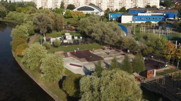 Les enfants jouent sur les terrains de sport de la rue. Aires de jeux dans la cour extérieure — Video