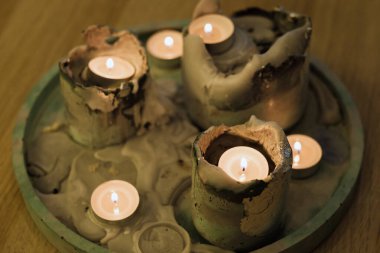 Odadaki masanın üzerinde yanan mumlar var. Atmosferik iç aydınlatma..