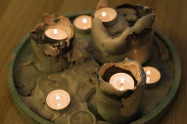 Odadaki masanın üzerinde yanan mumlar var. Atmosferik iç aydınlatma..