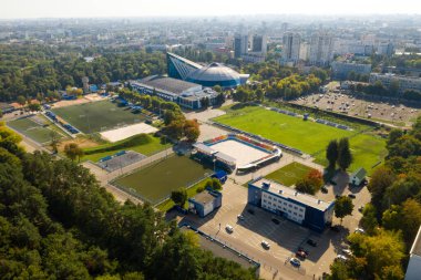 Minsk 'in merkezinde spor kompleksi ve oyun için açık hava spor sahası. Beyaz Rusya.