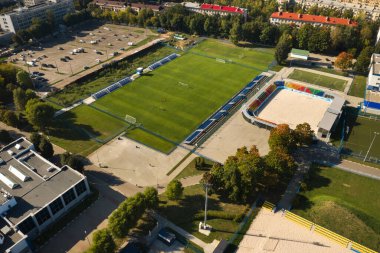 Minsk 'in merkezinde spor kompleksi ve oyun için açık hava spor sahası. Beyaz Rusya.