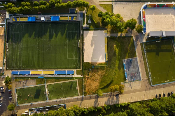 Vista Superior Campo Fútbol Deportivo Con Jugadores Jugando Futbol Pequeño —  Fotos de Stock