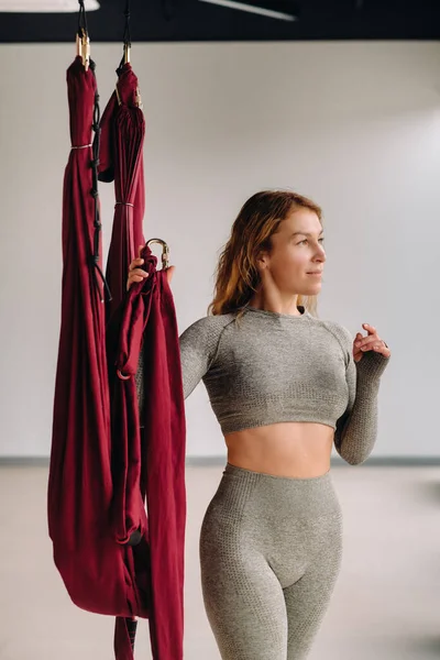 Une Femme Tient Près Hamac Bourgogne Suspendu Avant Cours Yoga — Photo