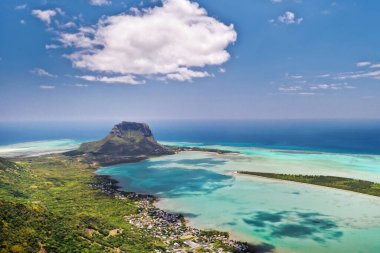 Hint Okyanusu 'ndaki Mauritius adasının yüksekliğinden ve Le Morne-Brabant plajından manzarayı izleyin..