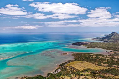 Mauritius kıyısındaki kuş bakışı manzara. Mauritius 'un muhteşem manzaraları. Adanın güzel mercan kayalıkları..