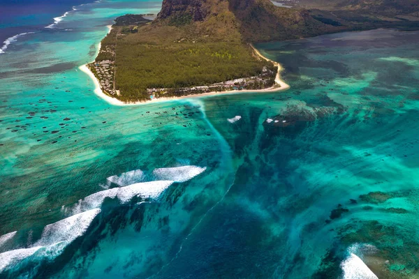 インド洋のモーリシャス島の高さとル モーン ブラバントのビーチからの眺め — ストック写真
