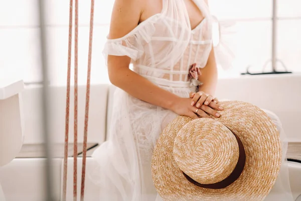 Close Straw Hat Hands Bride Sitting Yacht — Foto Stock