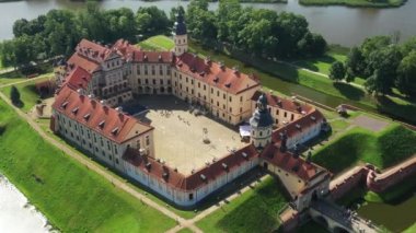 Nesvizh Kalesi 'nin ve yazın parkın en iyi manzarası. Belarus.