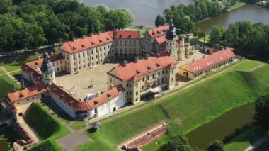 Nesvizh Kalesi 'nin ve yazın parkın en iyi manzarası. Belarus.