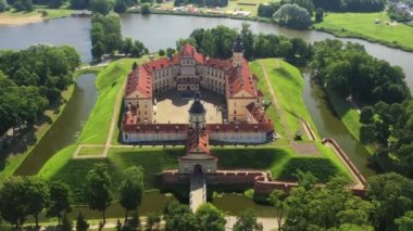 Nesvizh Kalesi 'nin ve yazın parkın en iyi manzarası. Belarus.