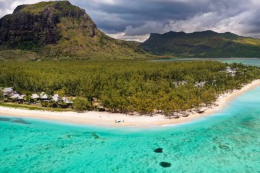 Hint Okyanusu 'ndaki Mauritius adasının yüksekliğinden ve Le Morne-Brabant plajından manzarayı izleyin..