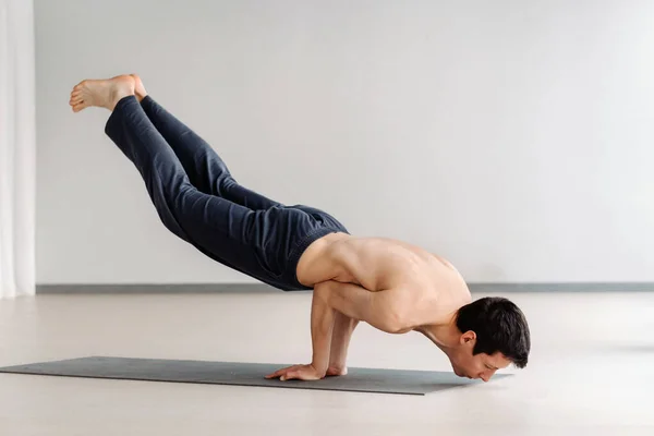 Hombre Con Torso Desnudo Entrena Acostado Haciendo Estiramientos Gimnasio — Foto de Stock