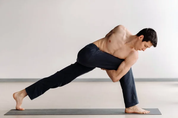 Hombre Con Torso Desnudo Entrena Pie Haciendo Estiramientos Gimnasio — Foto de Stock