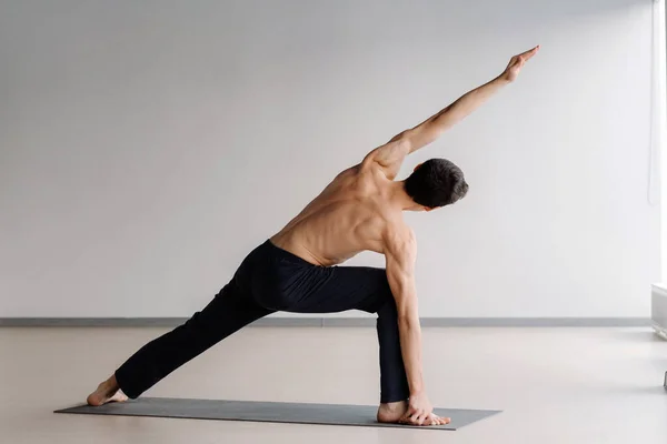 Hombre Con Torso Desnudo Entrena Pie Haciendo Estiramientos Gimnasio — Foto de Stock