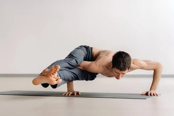 Hombre Con Torso Huesudo Entrena Acostado Haciendo Una Parada Manos — Foto de Stock