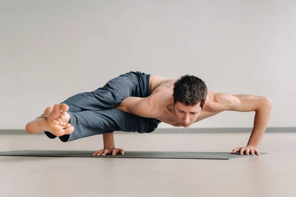 Hombre Con Torso Huesudo Entrena Acostado Haciendo Una Parada Manos — Foto de Stock