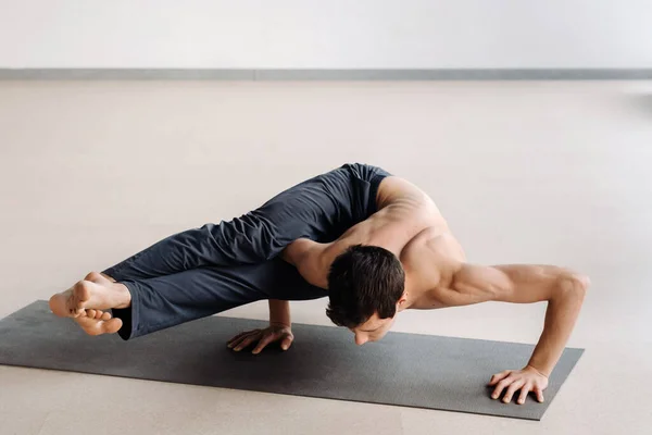 Hombre Con Torso Huesudo Entrena Acostado Haciendo Una Parada Manos — Foto de Stock