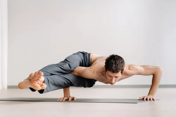 Hombre Con Torso Huesudo Entrena Acostado Haciendo Una Parada Manos — Foto de Stock