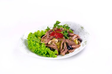 İzole edilmiş arka planda salatalık turşusu ve ketçap dilimlenmiş et salatası..