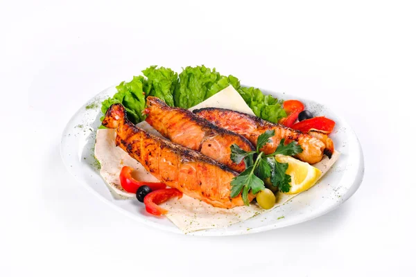 Gebratener Fisch Mit Gemüse Auf Einem Teller Auf Weißem Hintergrund — Stockfoto