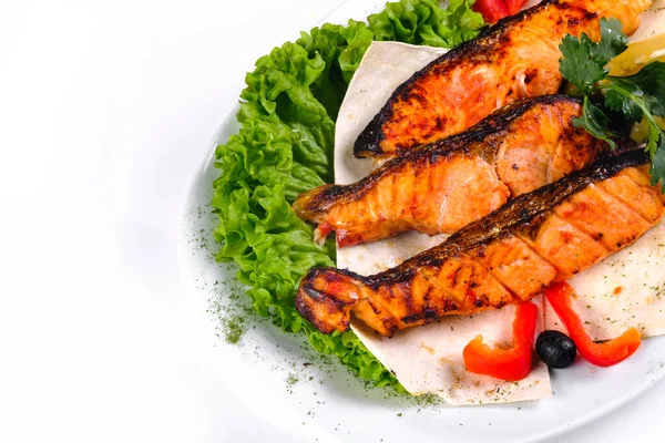 Gebratener Fisch Mit Gemüse Auf Einem Teller Auf Weißem Hintergrund — Stockfoto