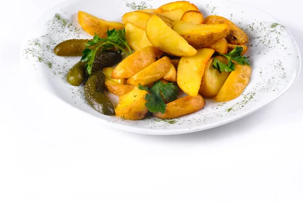 Fette Patate Fritte Piatto Bianco Sottaceto Con Cetriolo Isolate Fondo — Foto Stock