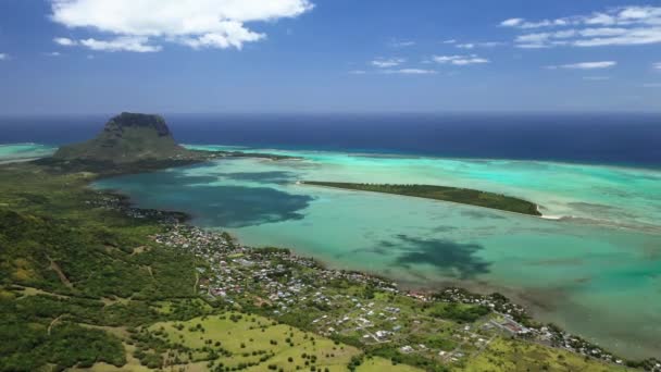 Gyönyörű madarak-szem kilátás a hegy Le Morne Brabant és a hullámok az Indiai-óceán Mauritius.Víz alatti vízesés közelében Mount Le Morne az Indiai-óceánon — Stock videók