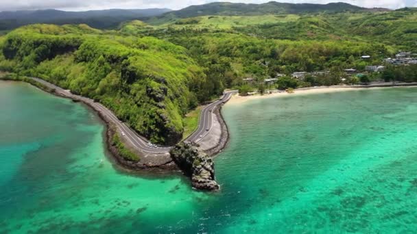 Isla Mauricio, vista del cabo con el monumento al capitán Matthew Flinders y el océano Índico — Vídeo de stock