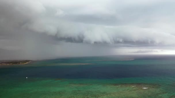 Nuvens de tempestade no céu enquanto se move sobre o oceano. Nuvens épicas de tempestade tropical. Oceano Índico.Maurício — Vídeo de Stock