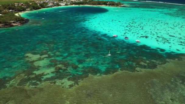 Vista desde la altura de la hermosa playa de la bahía azul con barcos en la isla de Mauricio en el Océano Índico — Vídeos de Stock