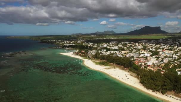 Pohled z ptačí perspektivy na předměstí s krásnou bílou pláží na ostrově Mauricius. — Stock video