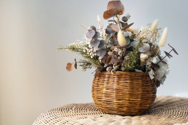 Yapay kurumuş çiçekli saman sepeti..