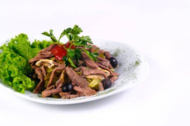 İzole edilmiş arka planda salatalık turşusu ve ketçap dilimlenmiş et salatası..