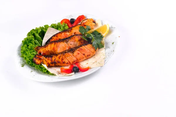 Gebratener Fisch Mit Gemüse Auf Einem Teller Auf Weißem Hintergrund — Stockfoto