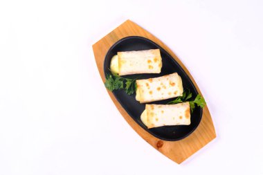 Kızarmış lavaş ruloları, suluguni peyniri, piknik öğle yemeği, aperatifler, izole edilmiş beyaz bir arka planda kızartma tavasında lezzetli yemekler..