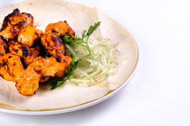 Pide ekmeğinde tavuk eti, beyaz bir tabakta sebzeli beyaz izole bir arka planda..