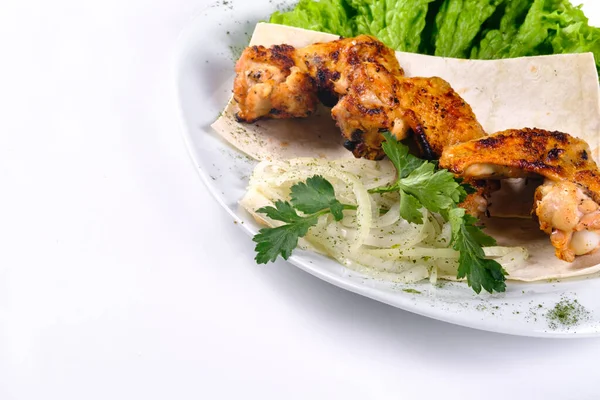 Hühnerfleisch Auf Fladenbrot Mit Gemüse Auf Weißem Teller Auf Weißem — Stockfoto