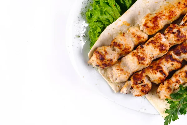 Zelfgemaakte Kebab Spiesjes Met Pitabrood Uien Kool Groenten Een Witte — Stockfoto