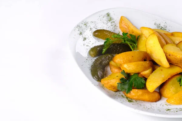 Fette di patate fritte su un piatto bianco sottaceto con cetriolo, isolate su fondo bianco — Foto Stock