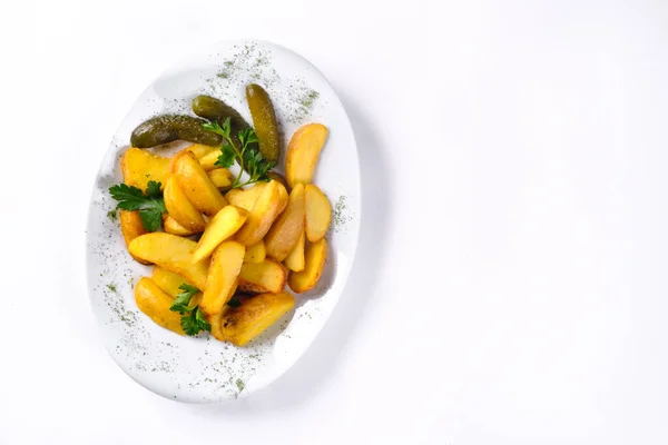 Fette di patate fritte su un piatto bianco sottaceto con cetriolo, isolate su fondo bianco — Foto Stock
