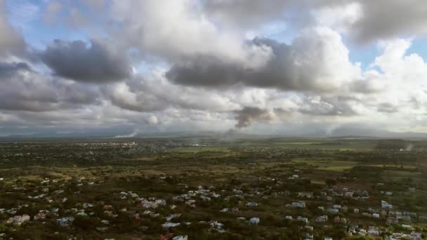 Ön Mauritius, utsikt från drönaren magnifika moln och staden — Stockvideo