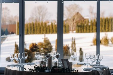 Bir restoranda düğün resepsiyonu için dekore edilmiş masa. Düğün dekorasyonu..