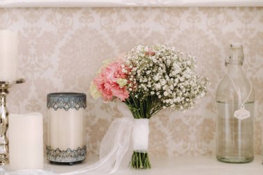 Yüzeyde bir düğün buketi var. Düğün çiçekçisi..