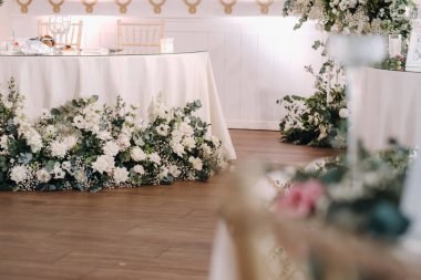 Bir restoranda düğün resepsiyonu için dekore edilmiş masa. Düğün dekorasyonu..