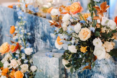 Bir restoranda düğün resepsiyonu için dekore edilmiş masa. Düğün dekorasyonu..